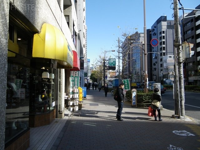 ニューハイツ青山 ビル前面道路
