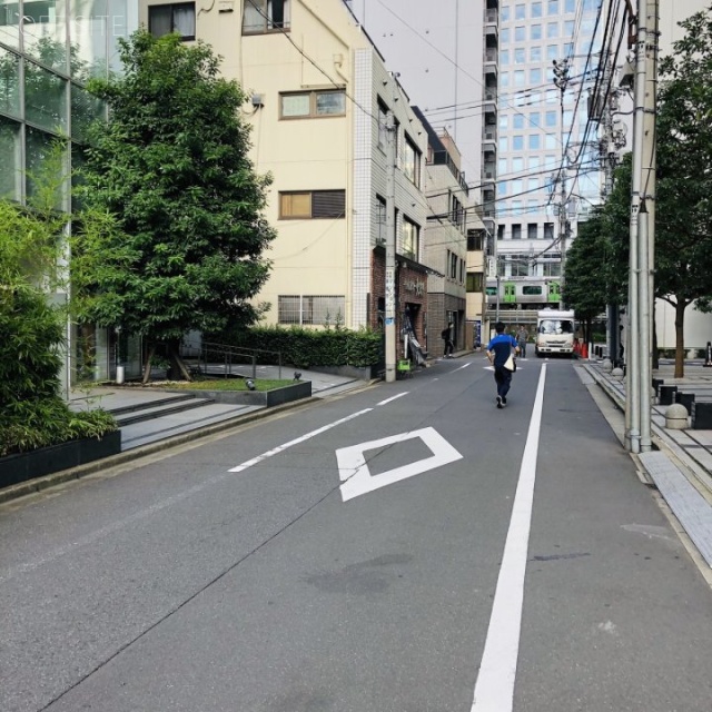 オリックス浜松町ビル ビル前面道路