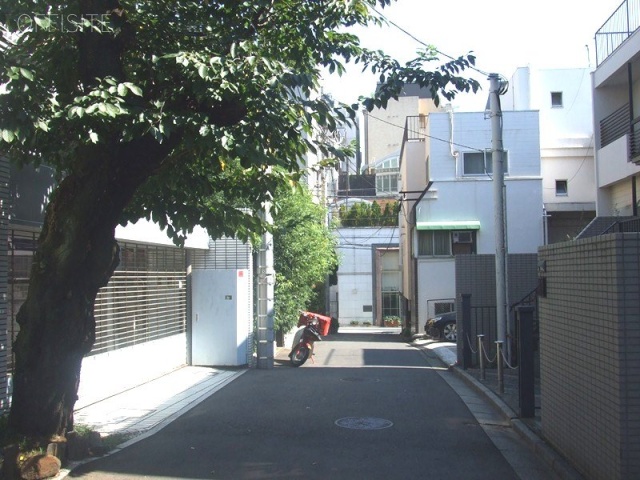 西麻布ビル　ビル前面道路