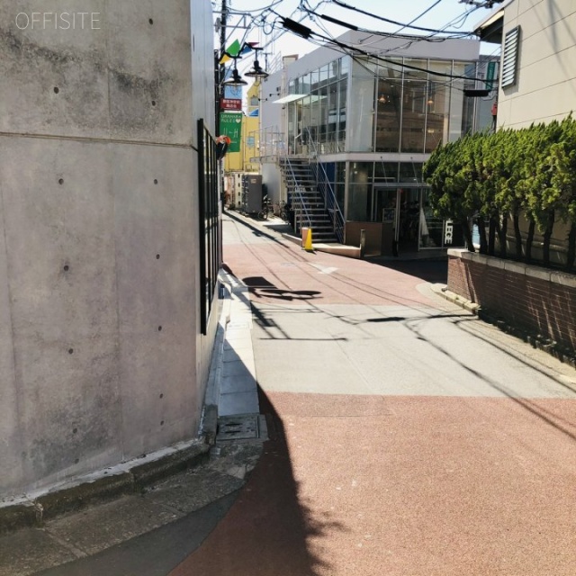 シャンブル15 ビル前面道路