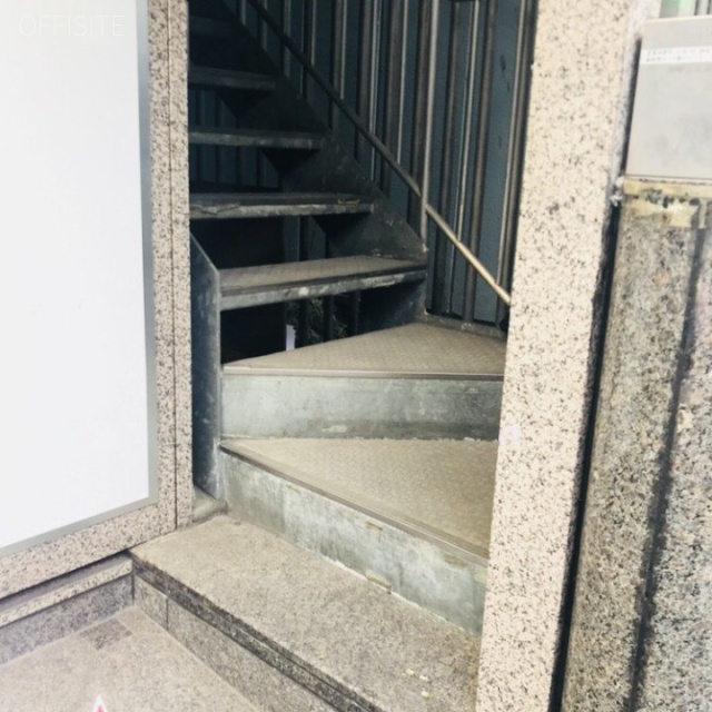 虎ビル　階段