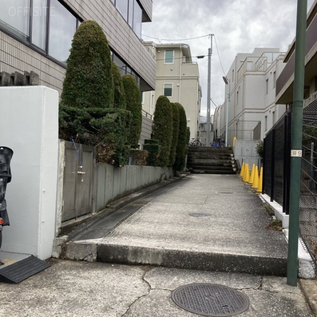 スリーアップ西麻布　ビル前面道路
