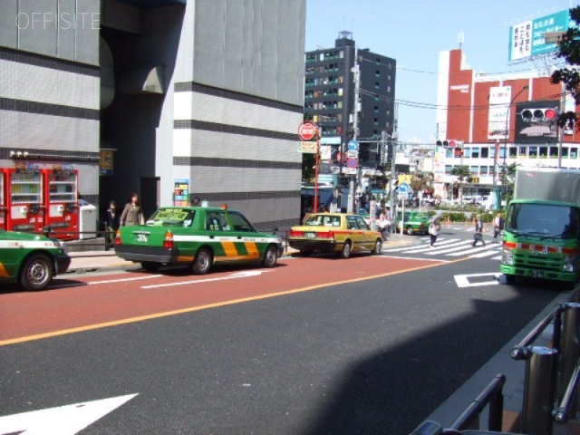 K1ビル ビル前面道路