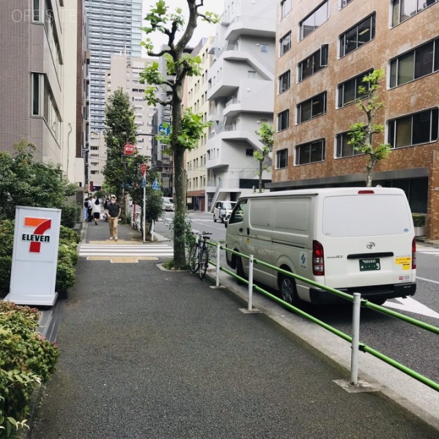 マストライフ西新橋ビル ビル前面道路