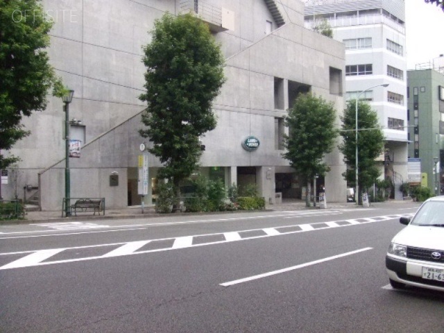 建築家会館 ビル前面道路