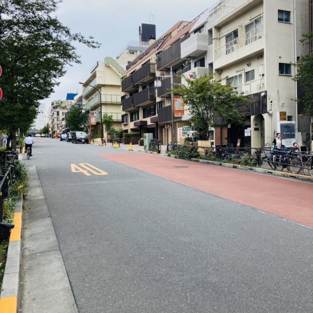 BNKビル 前面道路