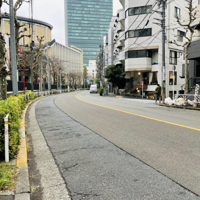 クルスビル ビル前面道路