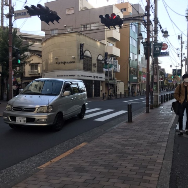 平凡立教前ビル ビル前面道路