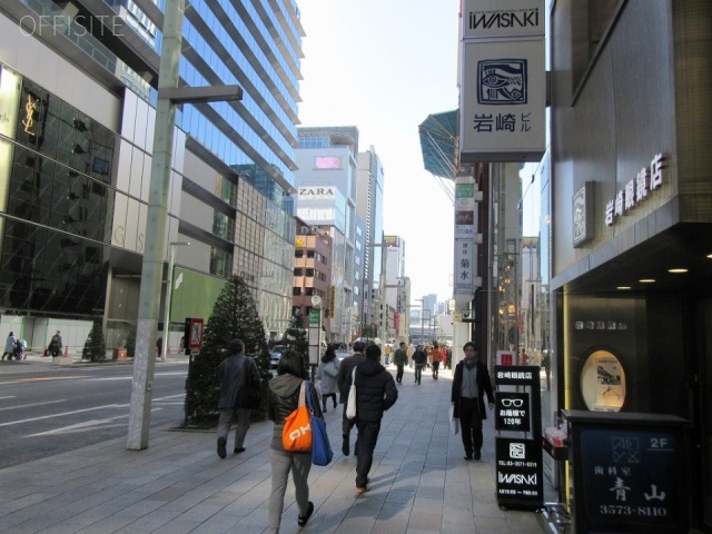 岩崎ビル　ビル前面道路