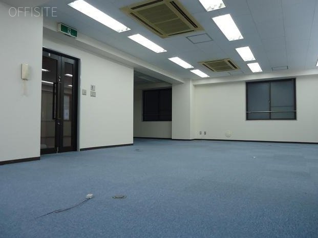 角地ビル　室内