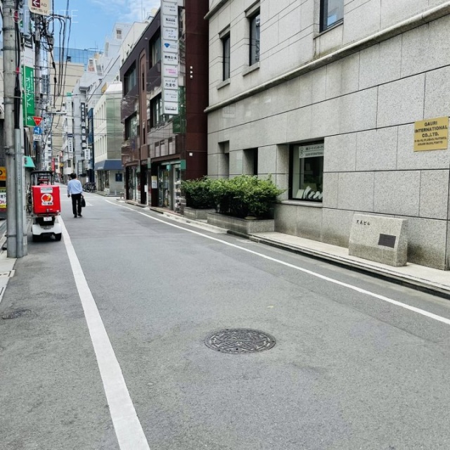 天美ビル ビル前面道路