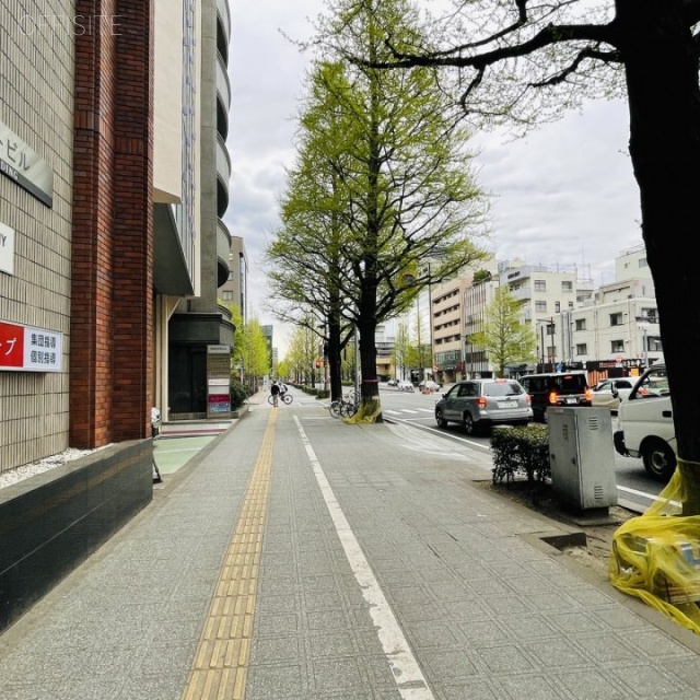 勾当台イーストビル　前面歩道