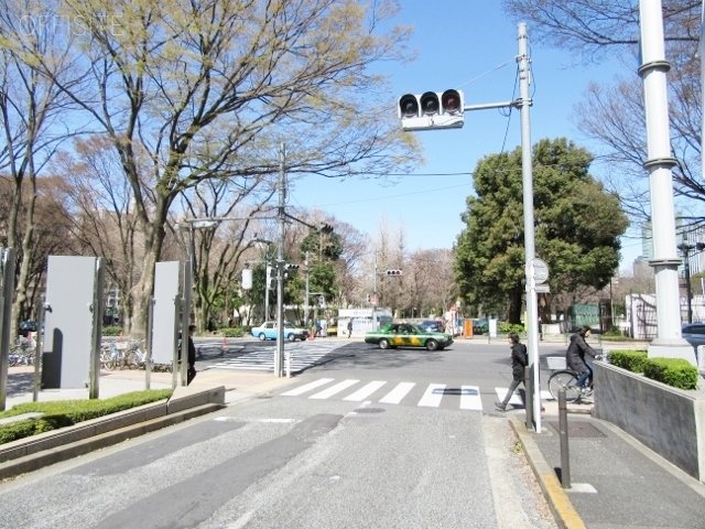 西新宿KSビル ビル前面道路