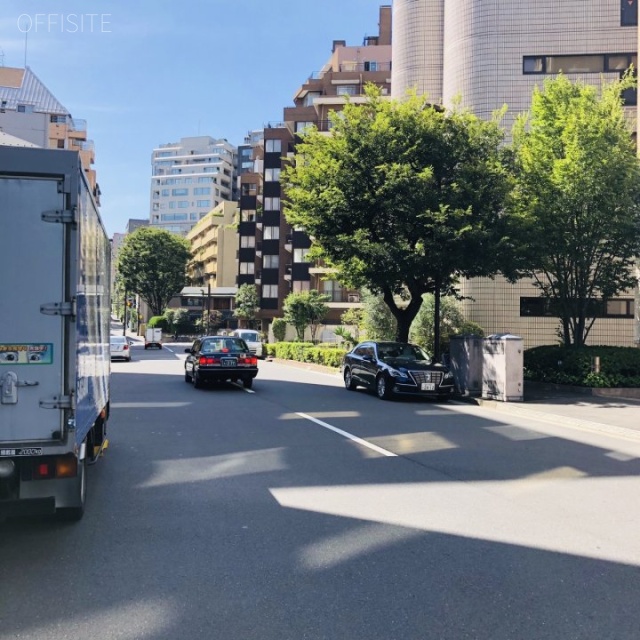 パークサイドハウス ビル前面道路