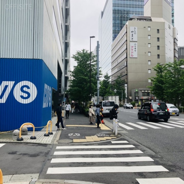 NEX新宿 ビル前面道路