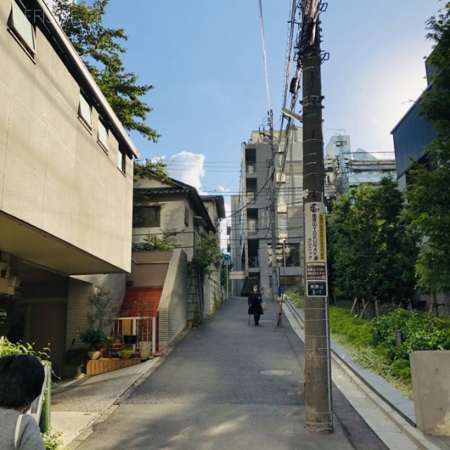 南青山MBDビル ビル前面道路