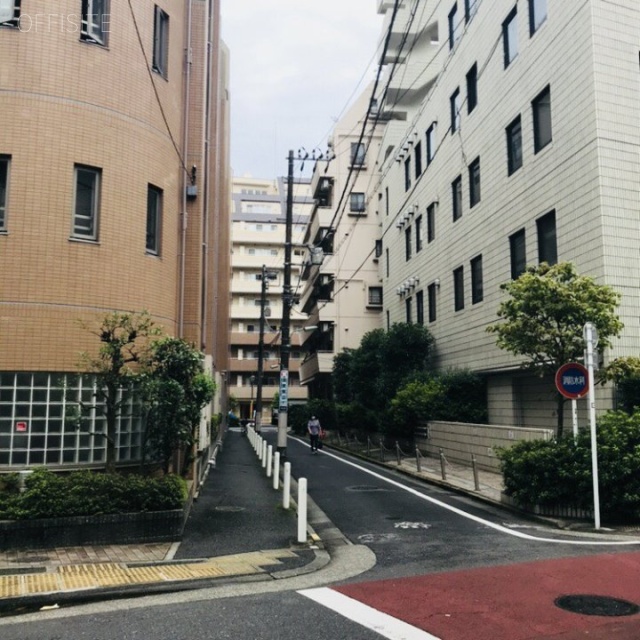 ユニーブル島津山 ビル前面道路