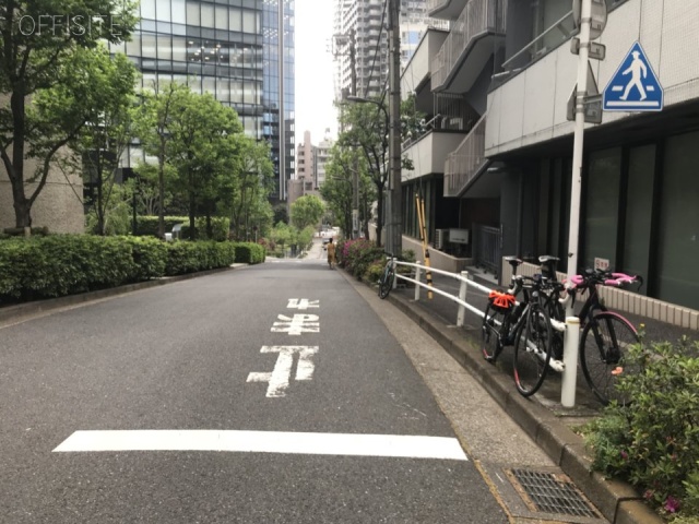 ストーク新宿ビル(ハローオフィス西新宿) 1階【A6】 2.08坪　ビル前面道路