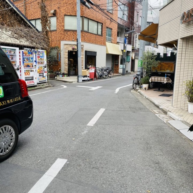 潮田ビル ビル前面道路