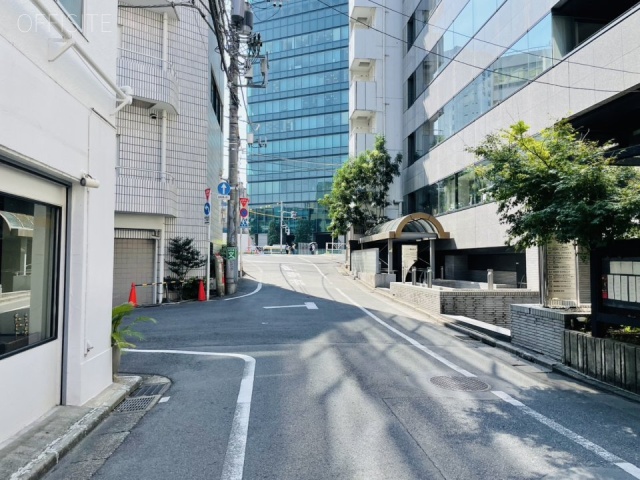 アートビル　前面道路