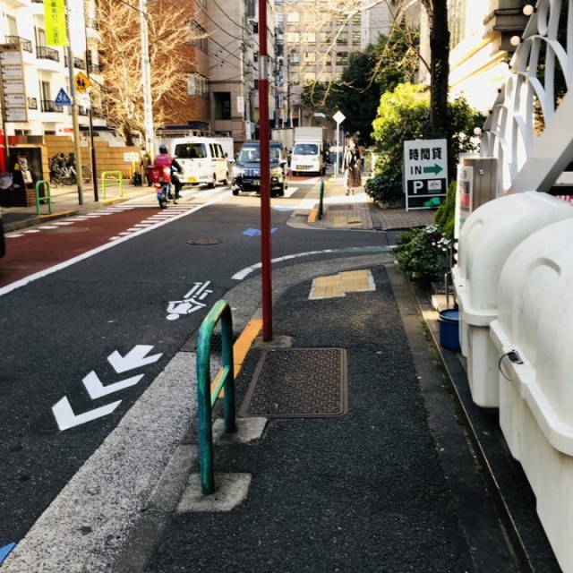 ジョワレ南青山 ビル前面道路