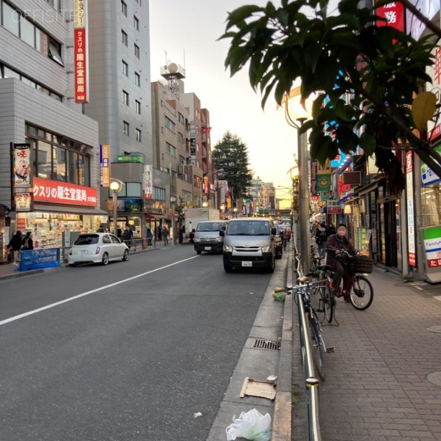 レアル新宿ビル ビル前面道路