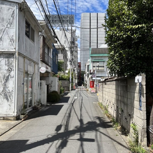 トップハット南青山ビル 前面歩道