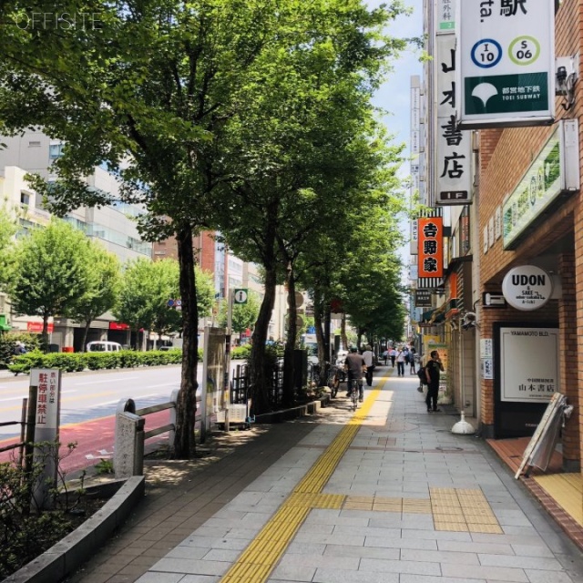 芳賀書店本店ビル ビル前面道路 靖国通り