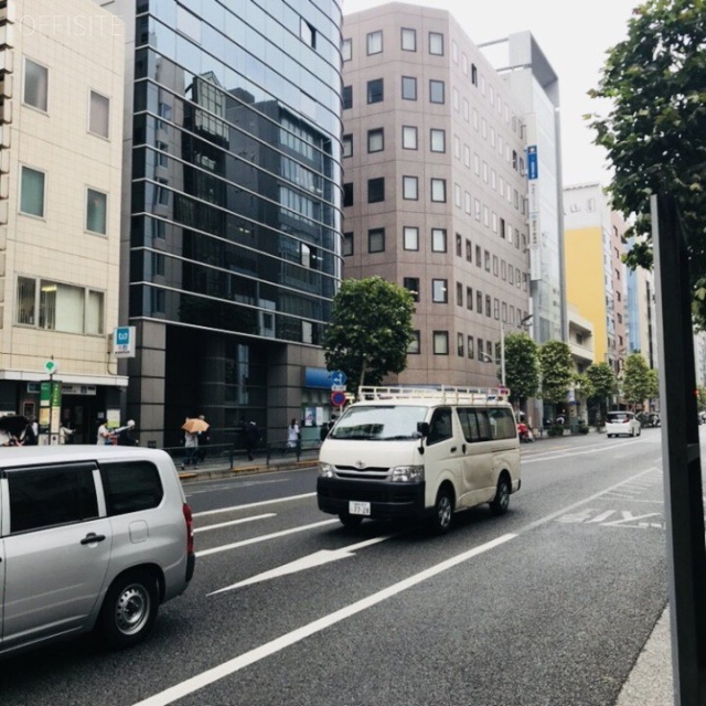 新宿鈴木ビルA館　ビル前面道路