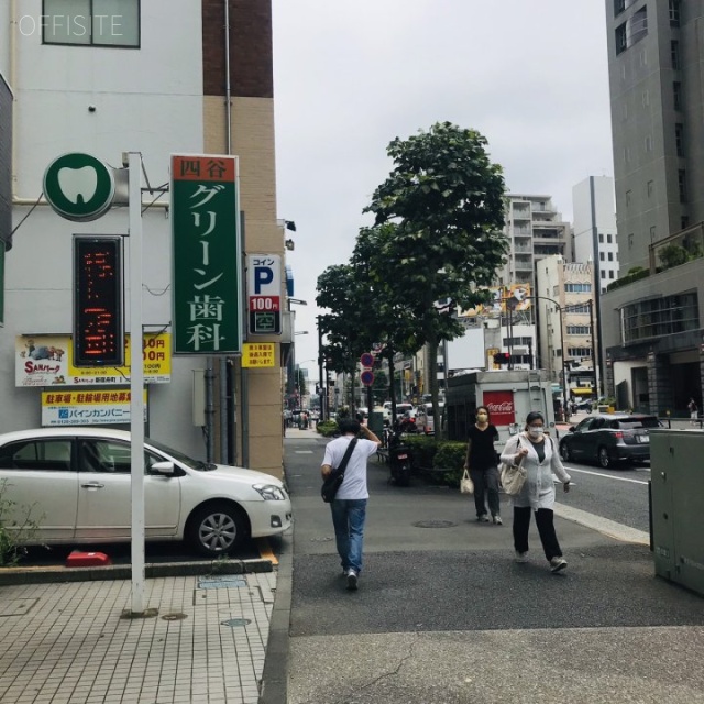 ロイクラトン四谷 ビル前面道路