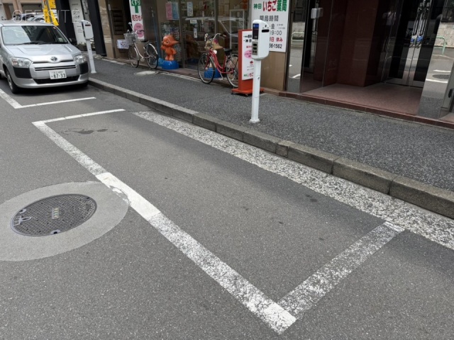 大矢ビル 前面に白枠駐車場
