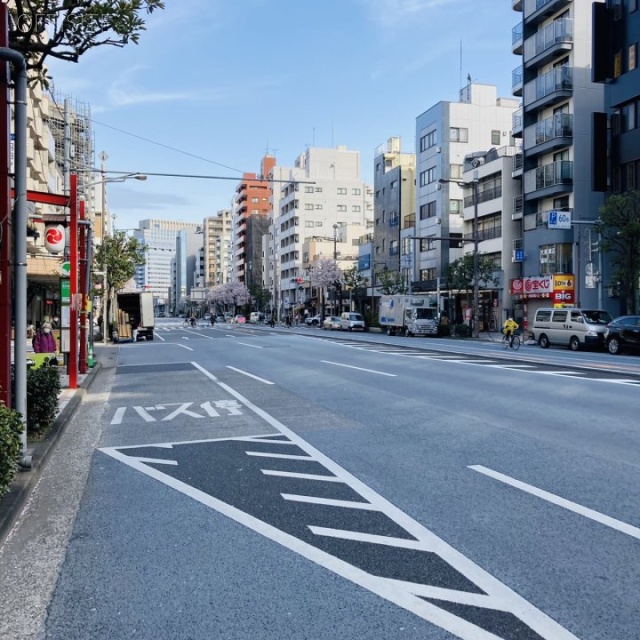 つるやビル ビル前面道路