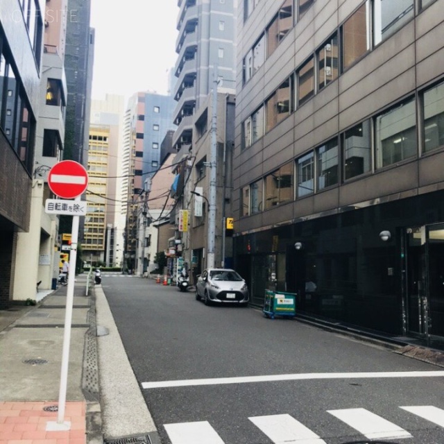 ビル前面道路