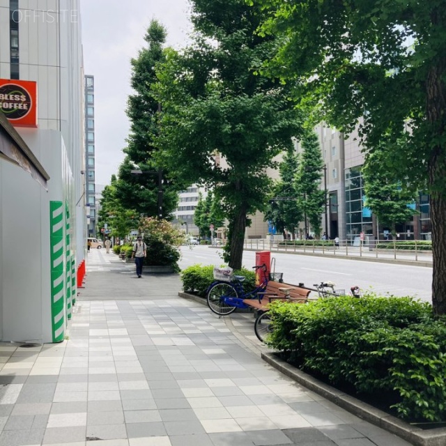 京橋SKビル ビル前面道路