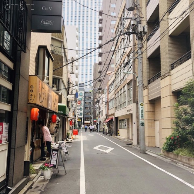 楽心ビル ビル前面道路