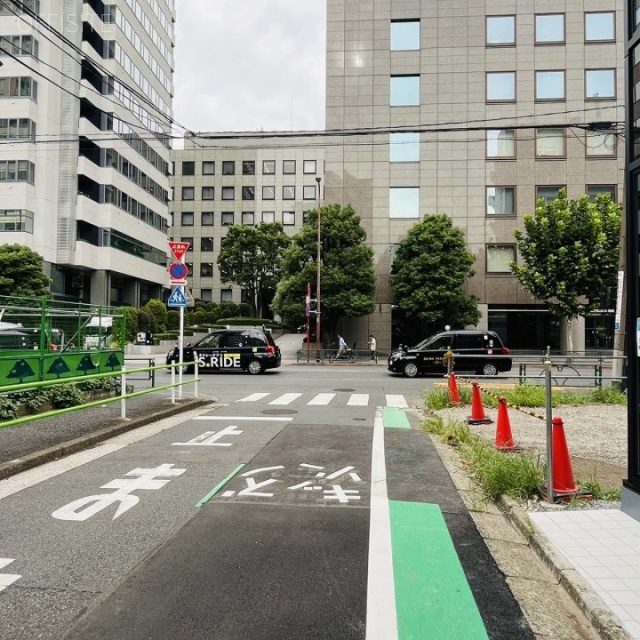 南青山AGTビル 前面歩道