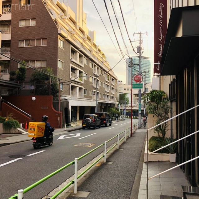 南青山511ビル ビル前面道路