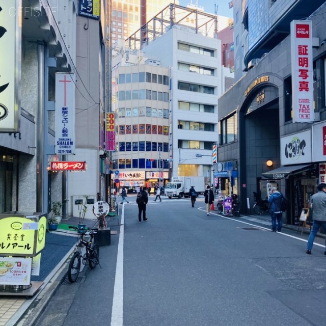 felicita西新宿 ビル前面道路