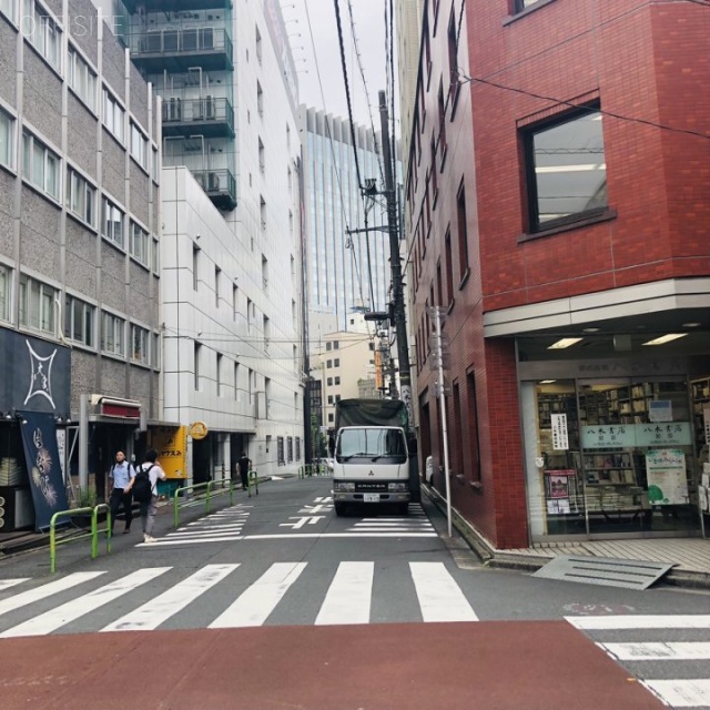 Sビル神田小川町 ビル前面道路