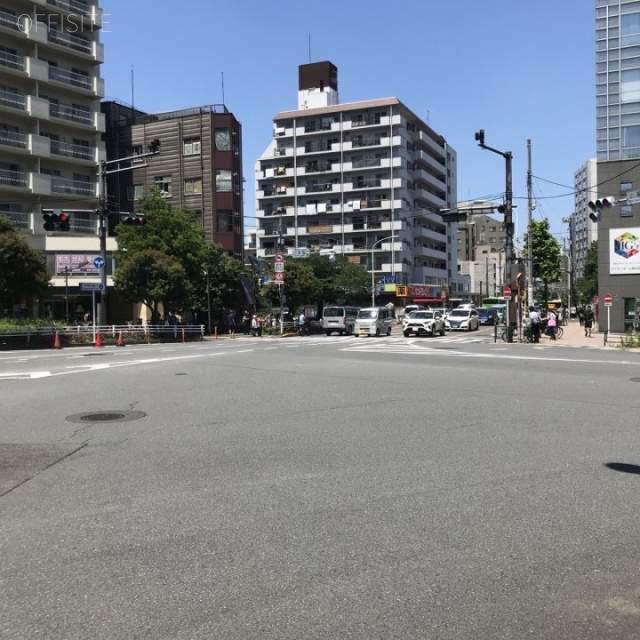 新宿ユーエストビル ビル前面道路