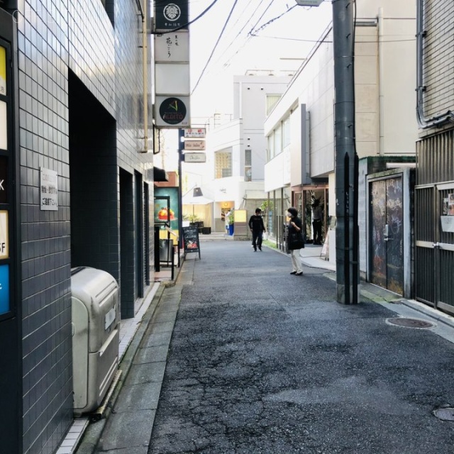 三和実業表参道ビル ビル前面道路