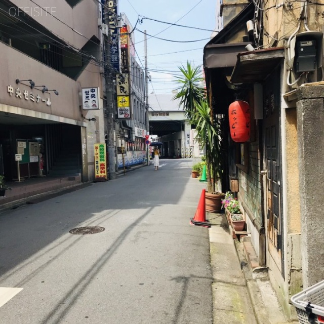 ユンズビル ビル前面道路