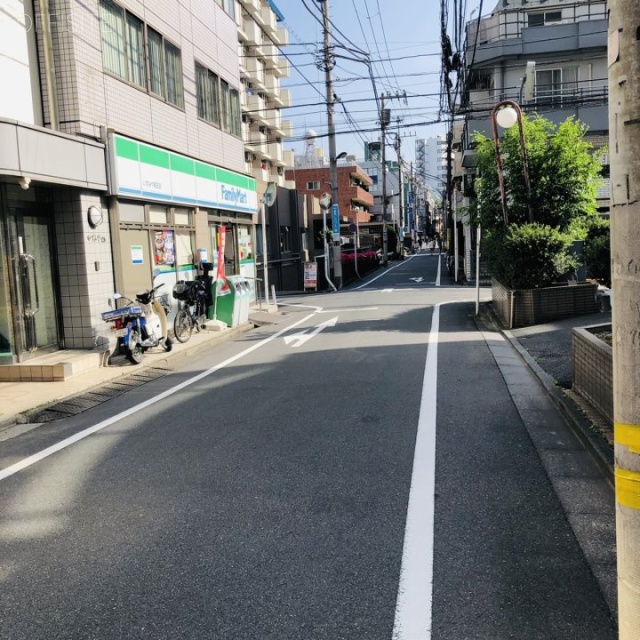 三成東京本社ビル　ビル前面道路