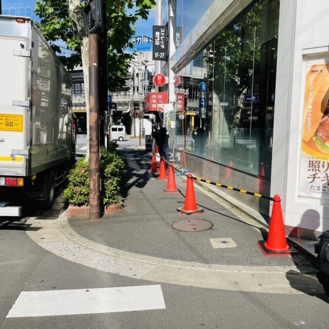 小鍛冶ビル ビル前面道路