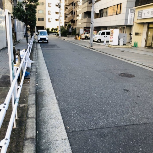 内村芝浦ビル ビル前面道路