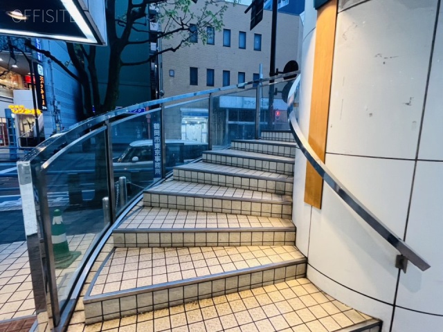 第7山秀ビル エントランス