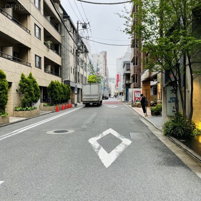 K1ビル ビル前面道路