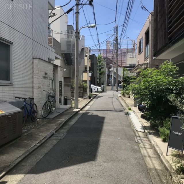 コーイ・ヌールⅡ ビル前面道路