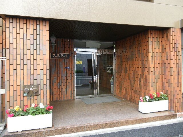 岡常本社ビル エントランス