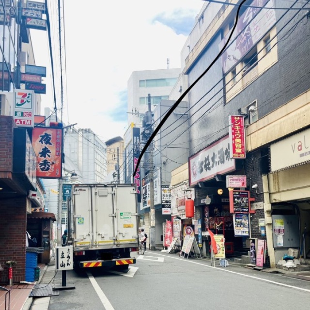 梅本ビル ビル前面道路